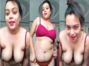 Sexy Desi Girl Shows her Boobs