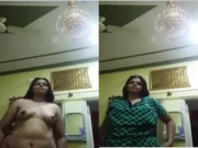 DESI BHABHI SHOWS HER BOOBS